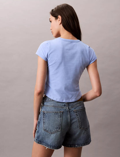 Franela ajustada y corta con estampado central