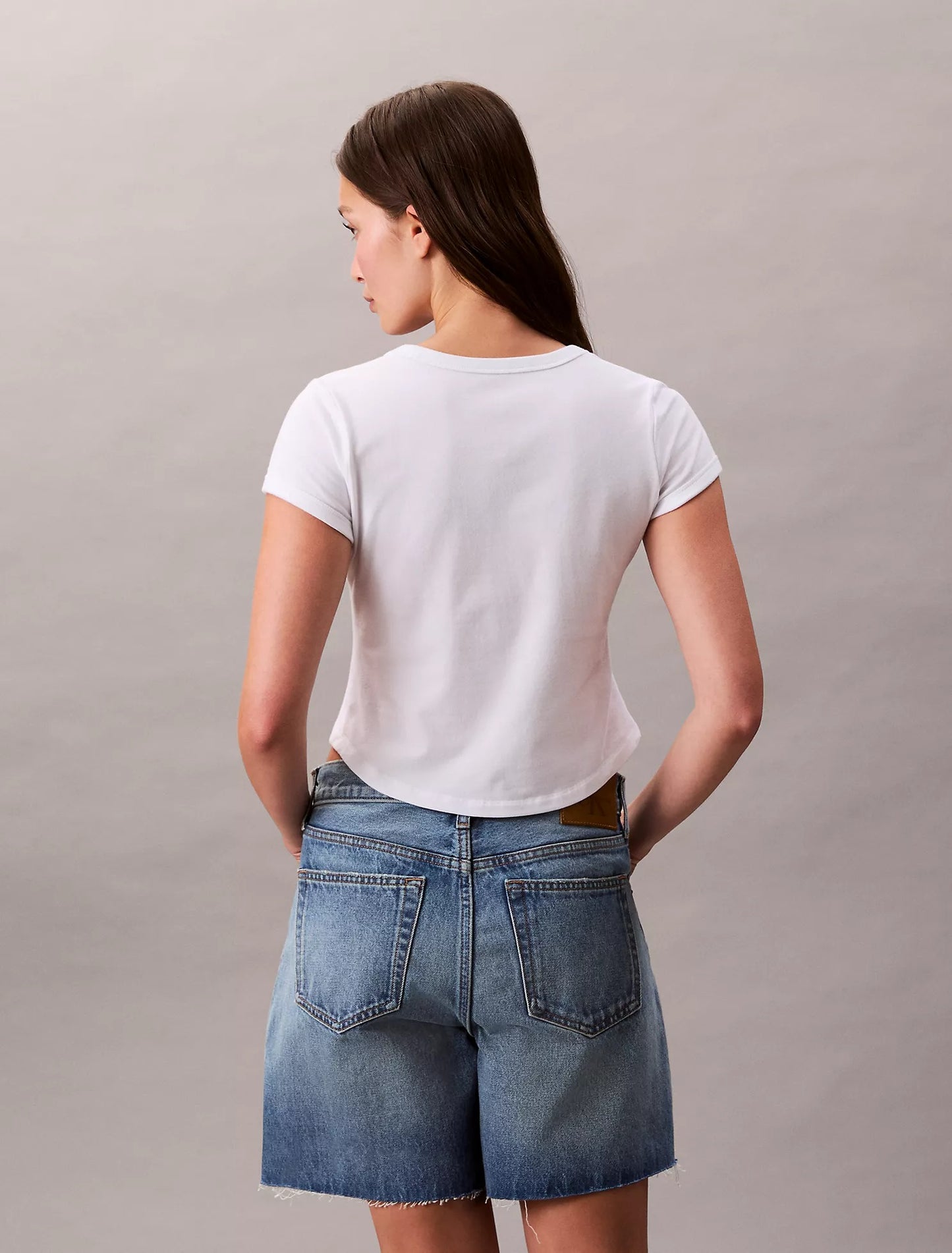 Franela ajustada y corta con estampado central