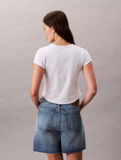 Franela ajustada y corta con estampado central