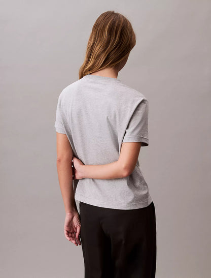 Franela cuello redondo con monograma central