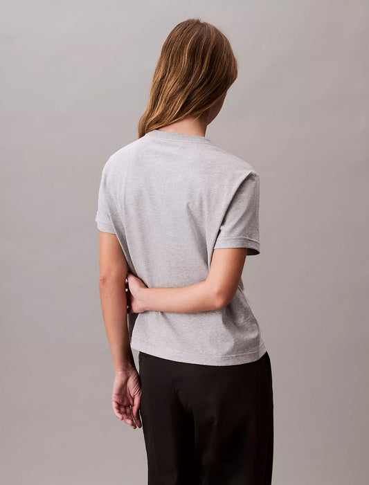 Franela cuello redondo con monograma central