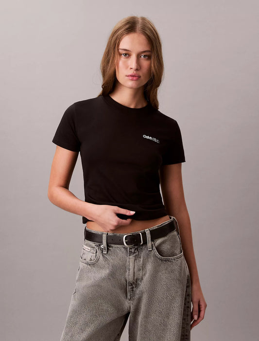 Franela ajustada con logo estampado laminado