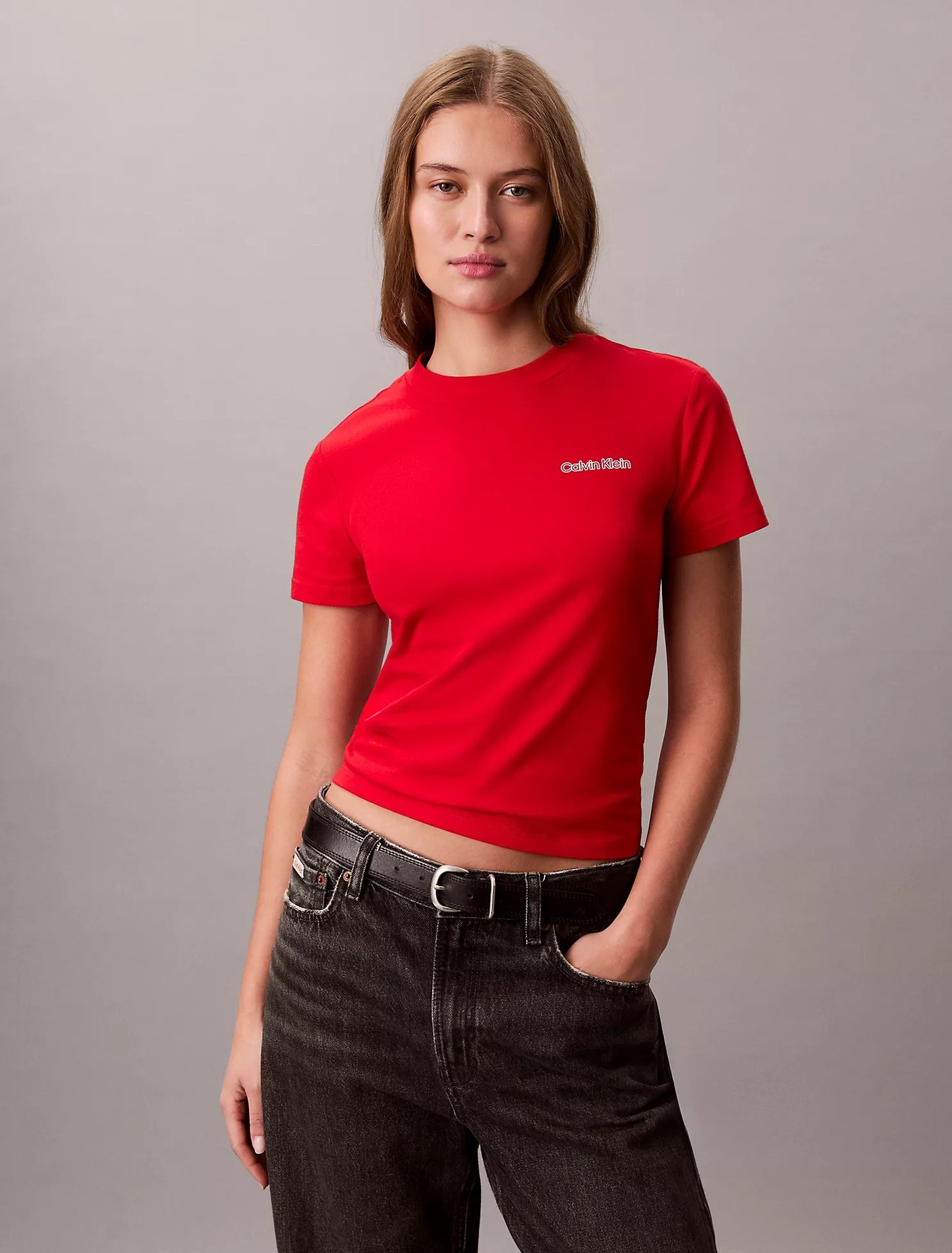 Franela ajustada con logo estampado laminado