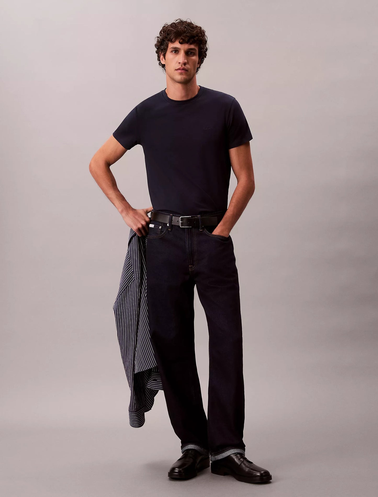 Franela ajustada unicolor con logo