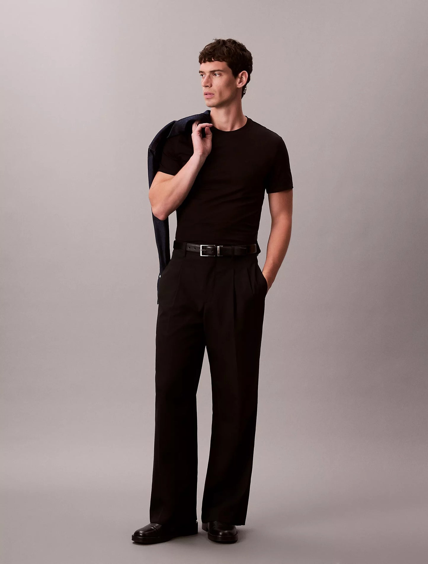 Franela ajustada unicolor con logo