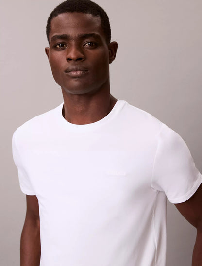 Franela ajustada unicolor con logo