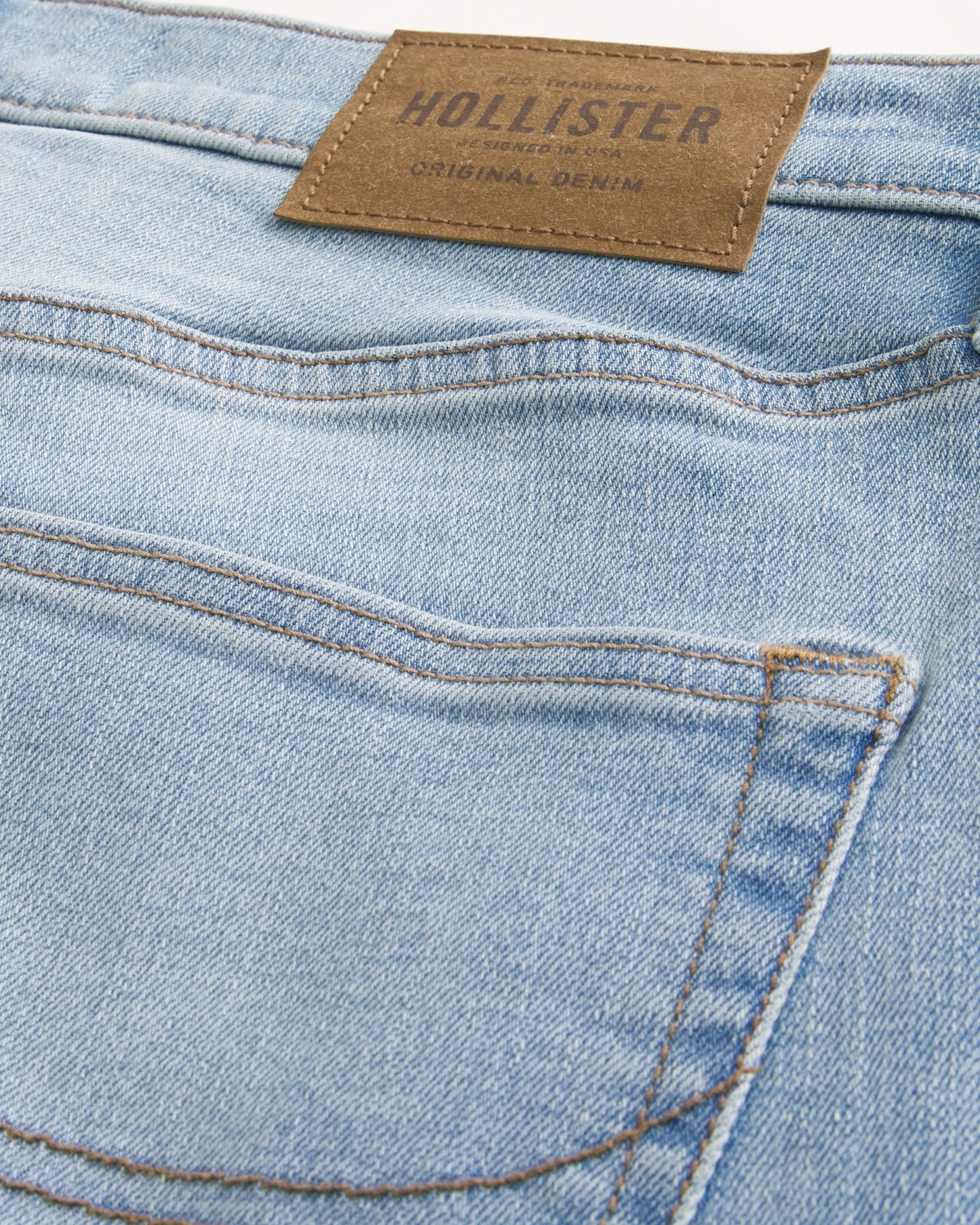 Jean ajustado atlético con lavado claro