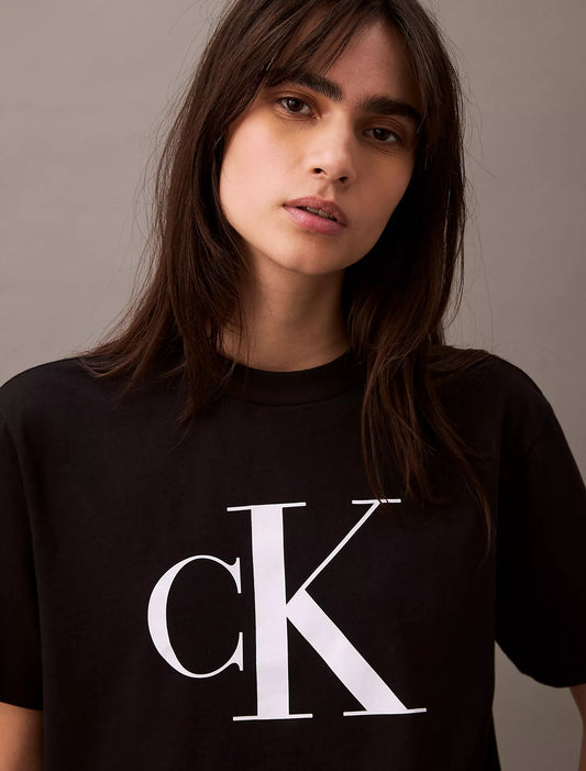 Franela boxy con logo estampado central