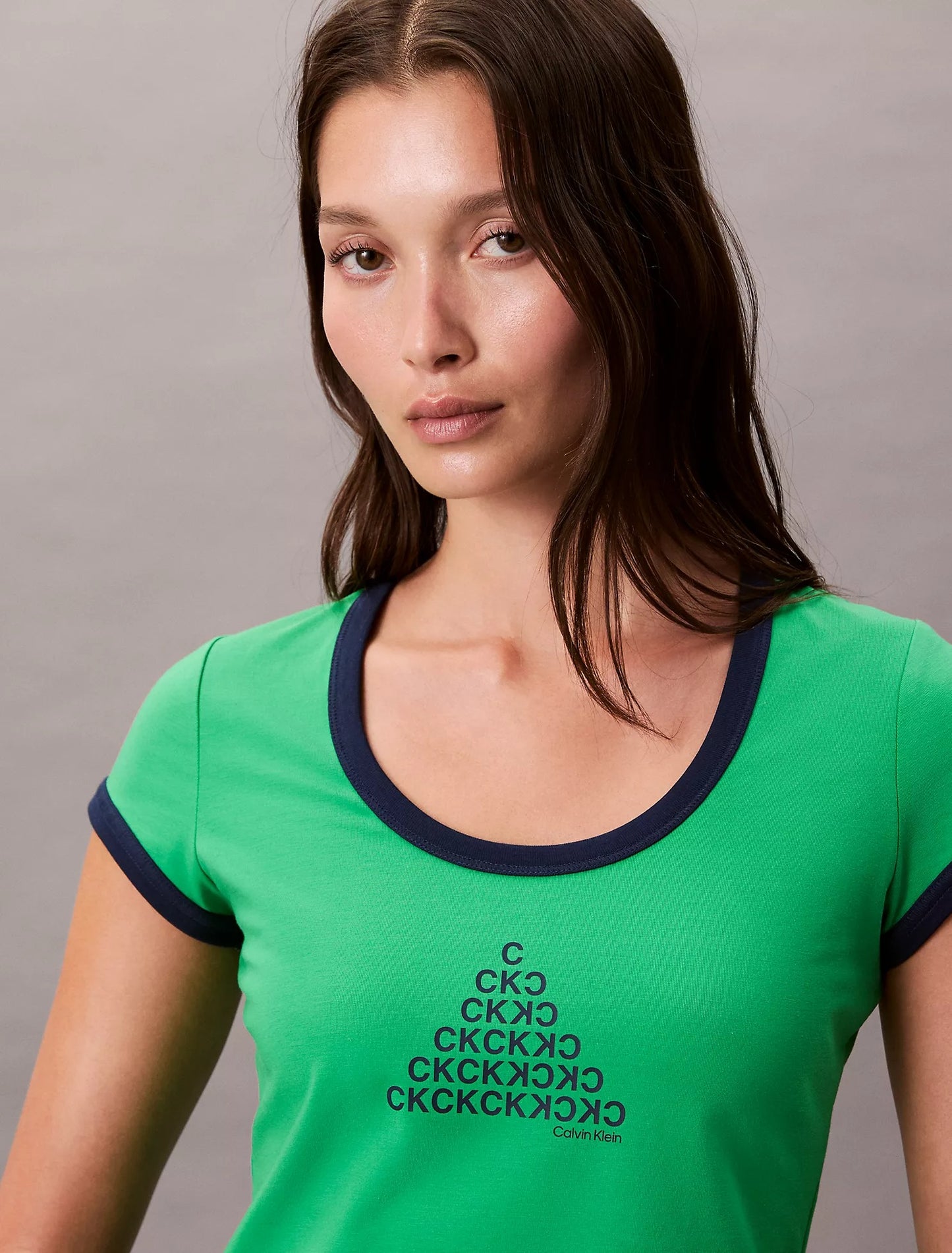 Franela ajustada y corta con estampado central