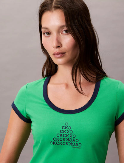 Franela ajustada y corta con estampado central