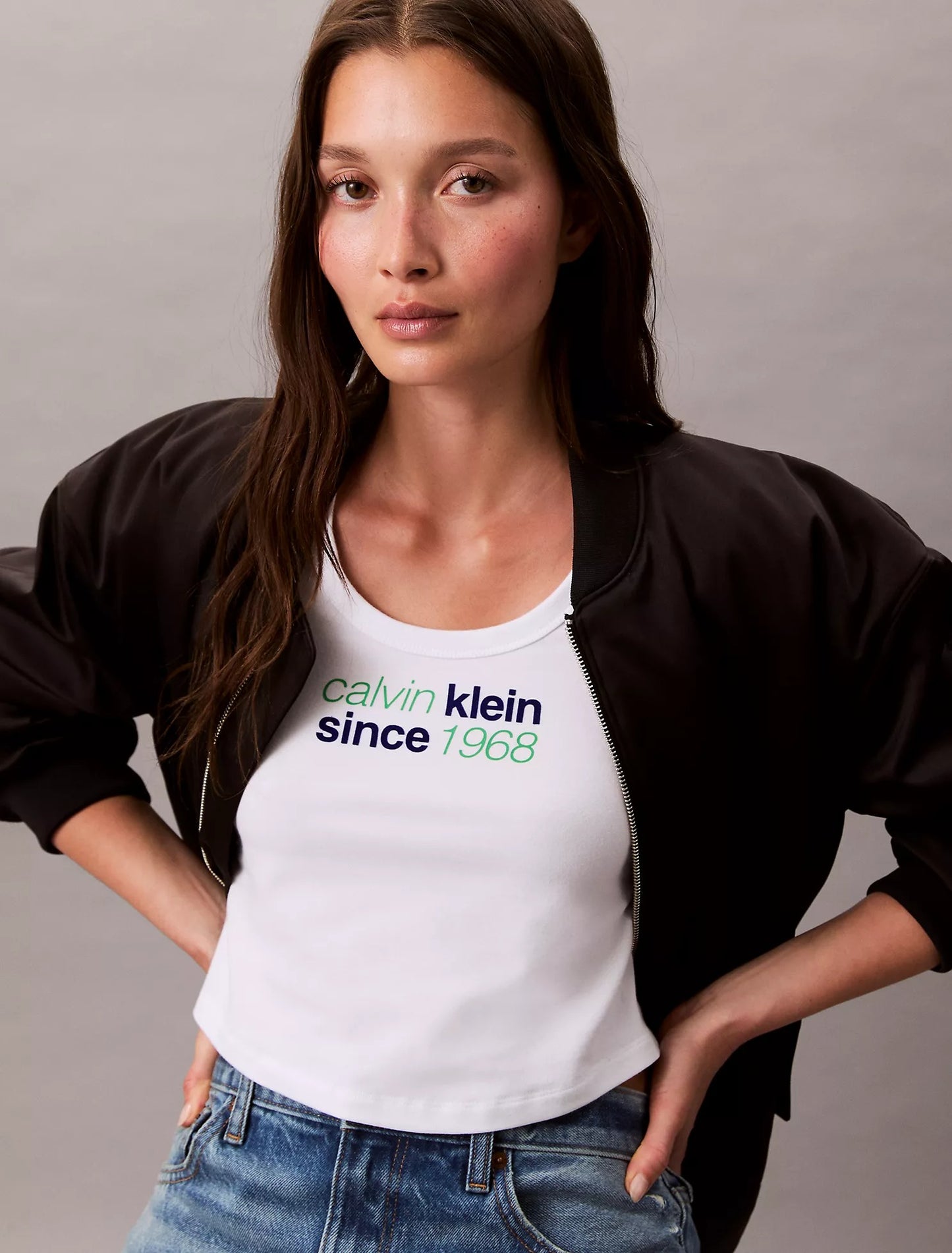 Franela ajustada y corta con estampado central