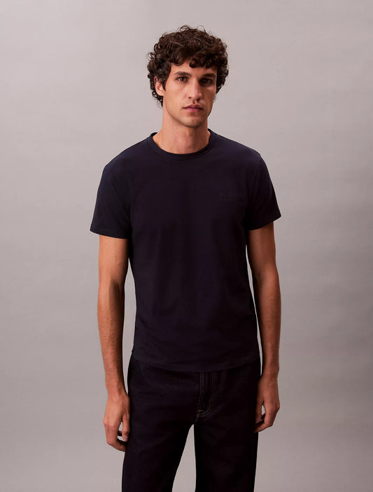 Franela ajustada unicolor con logo