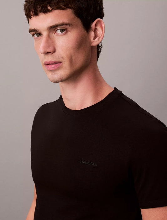 Franela ajustada unicolor con logo