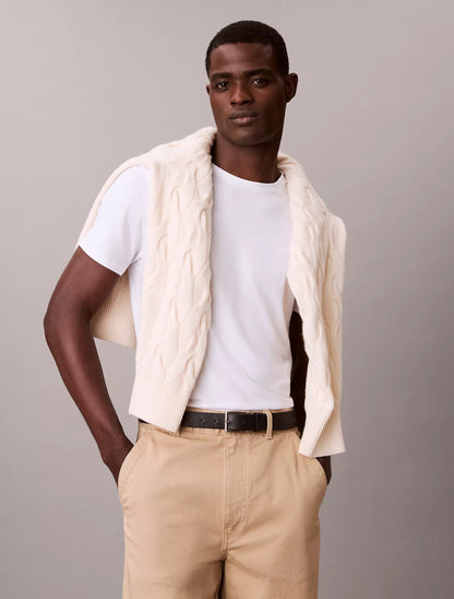 Franela ajustada unicolor con logo