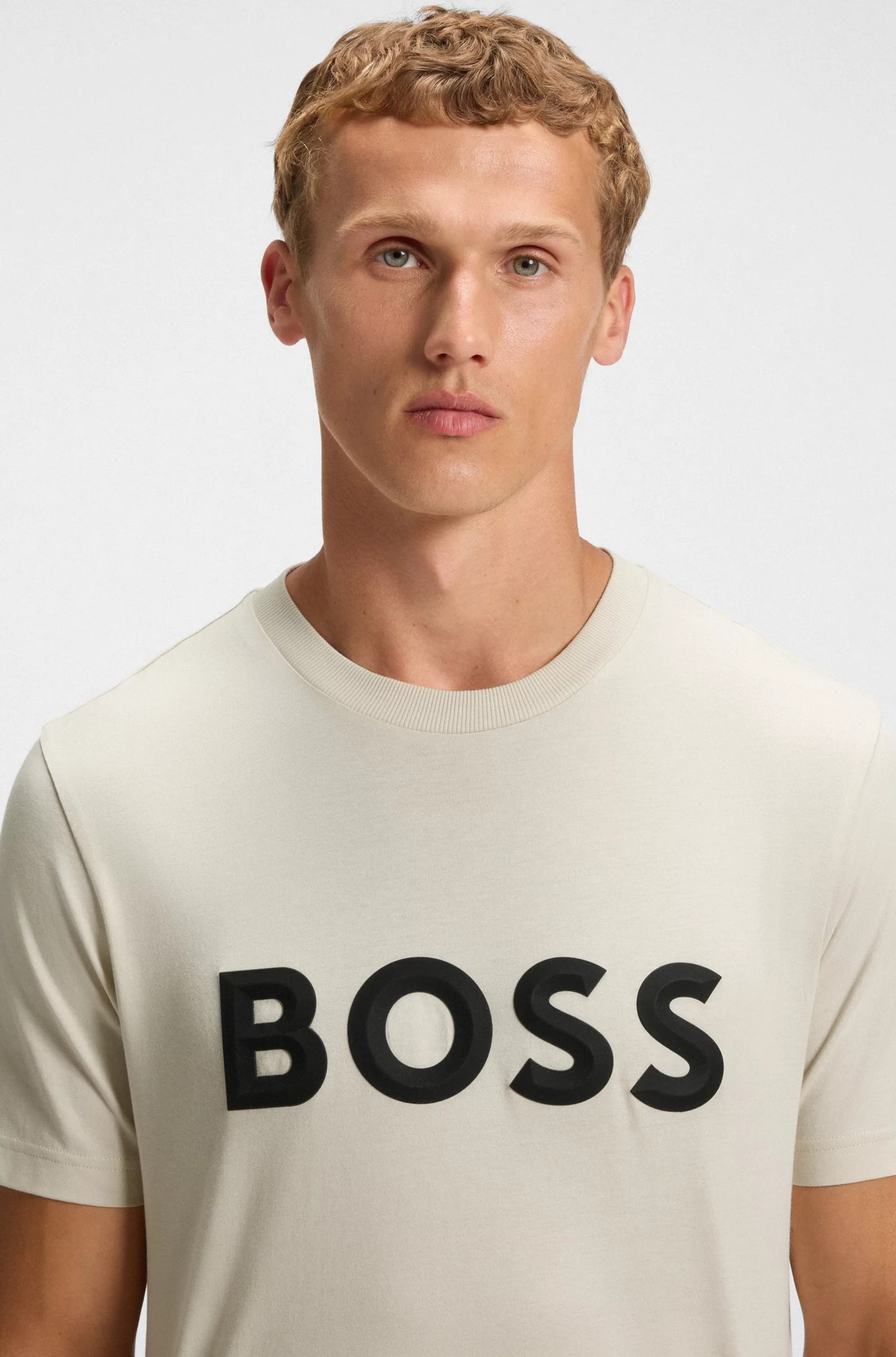 Franela cuello redondo unicolor con logo en 3D