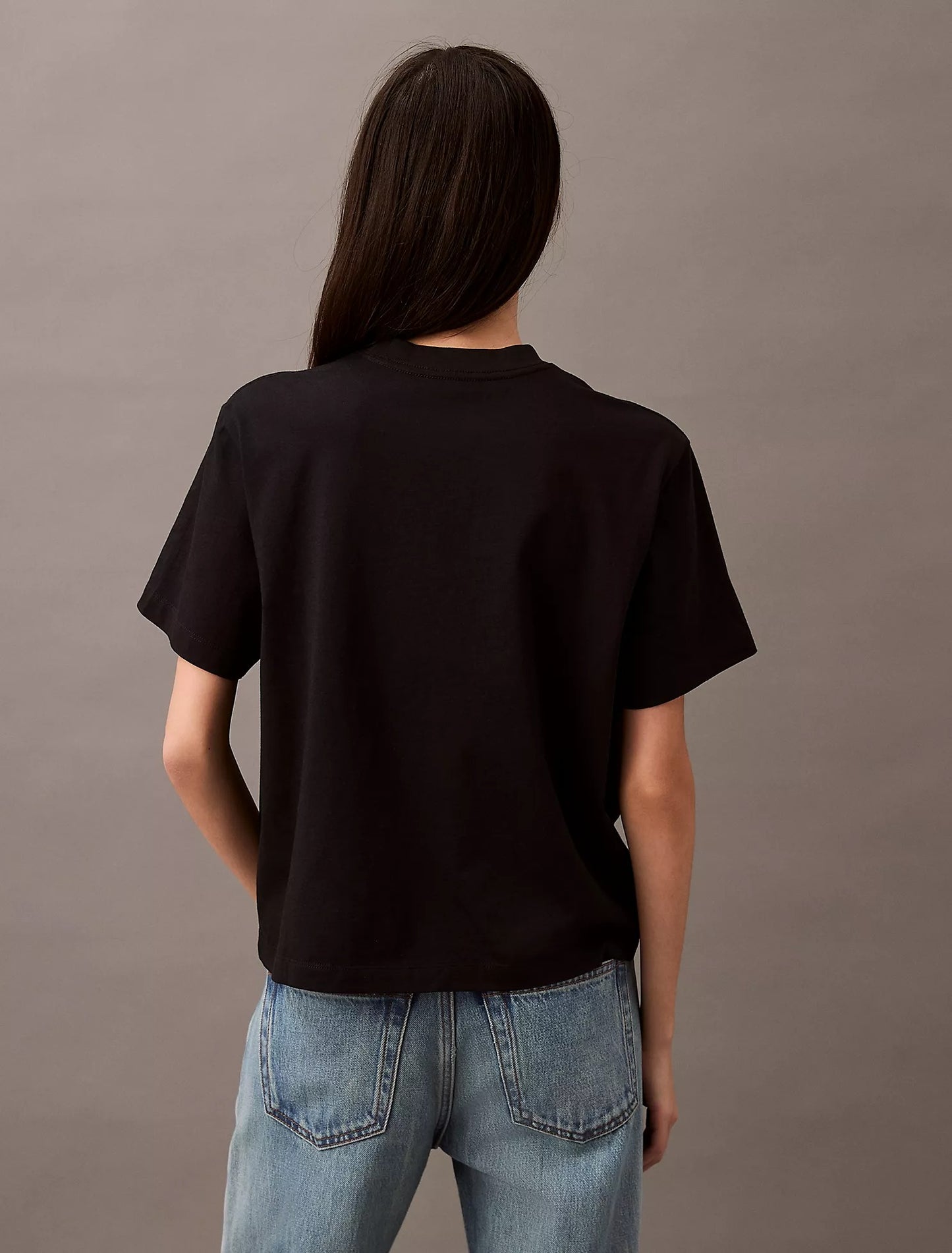 Franela boxy con logo estampado central