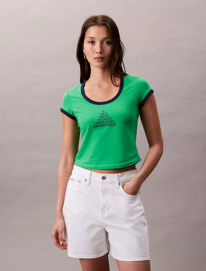 Franela ajustada y corta con estampado central