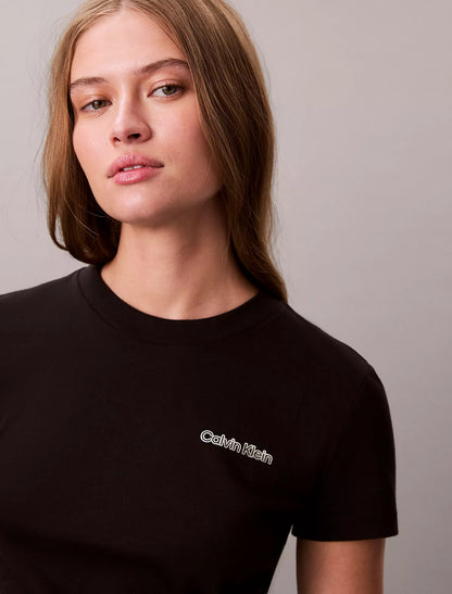 Franela ajustada con logo estampado laminado