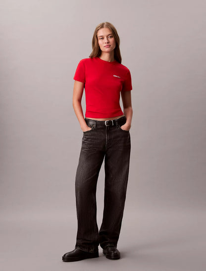 Franela ajustada con logo estampado laminado