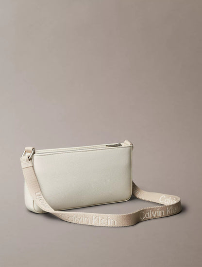 Cartera pequeña tipo bandolero con cremallera