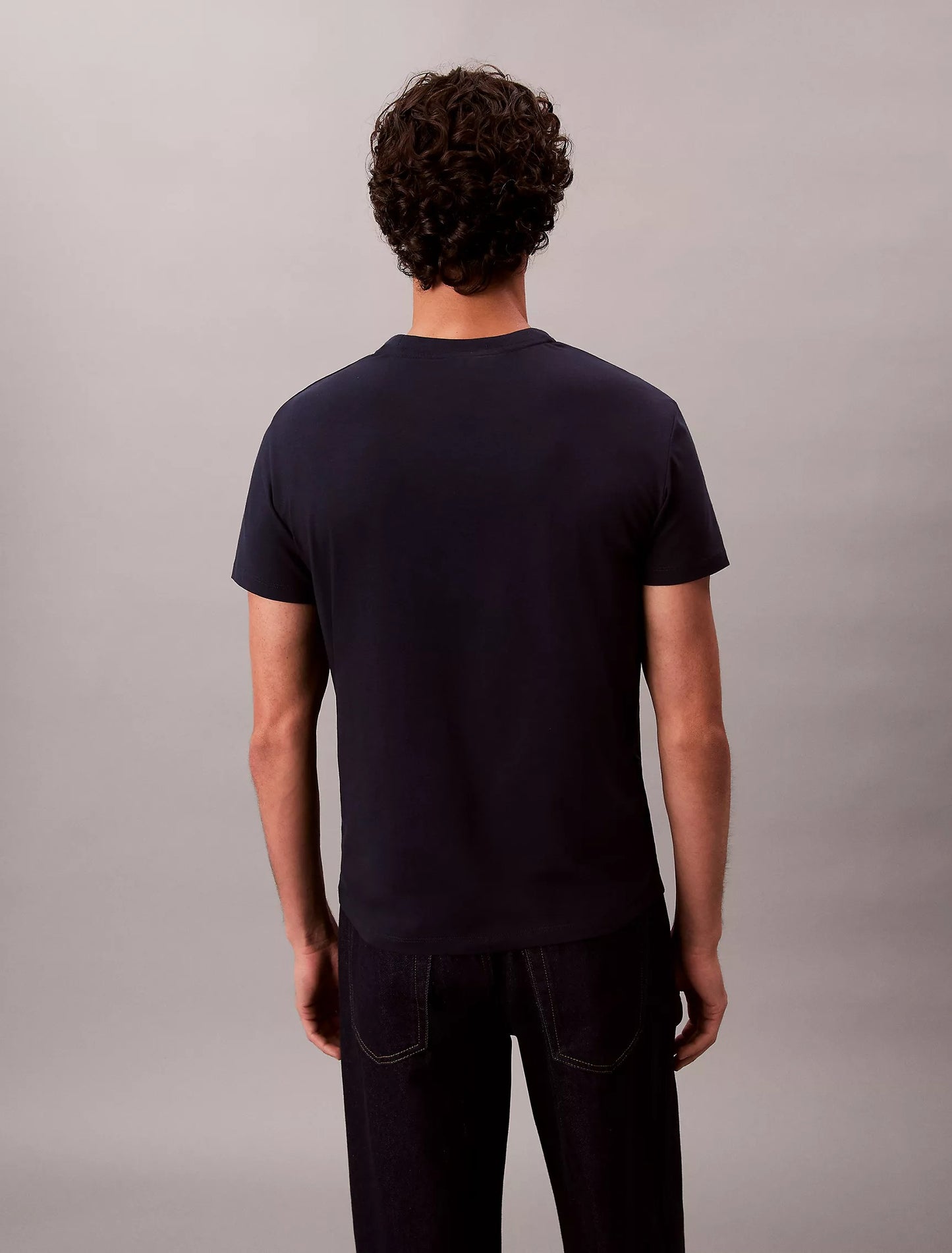 Franela ajustada unicolor con logo