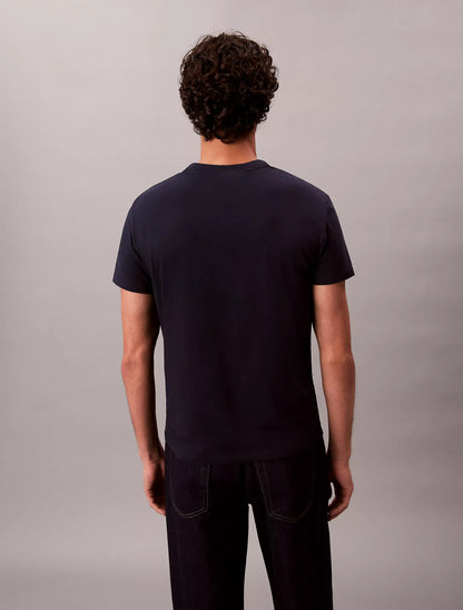 Franela ajustada unicolor con logo