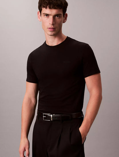 Franela ajustada unicolor con logo