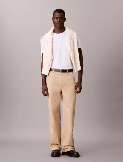 Franela ajustada unicolor con logo