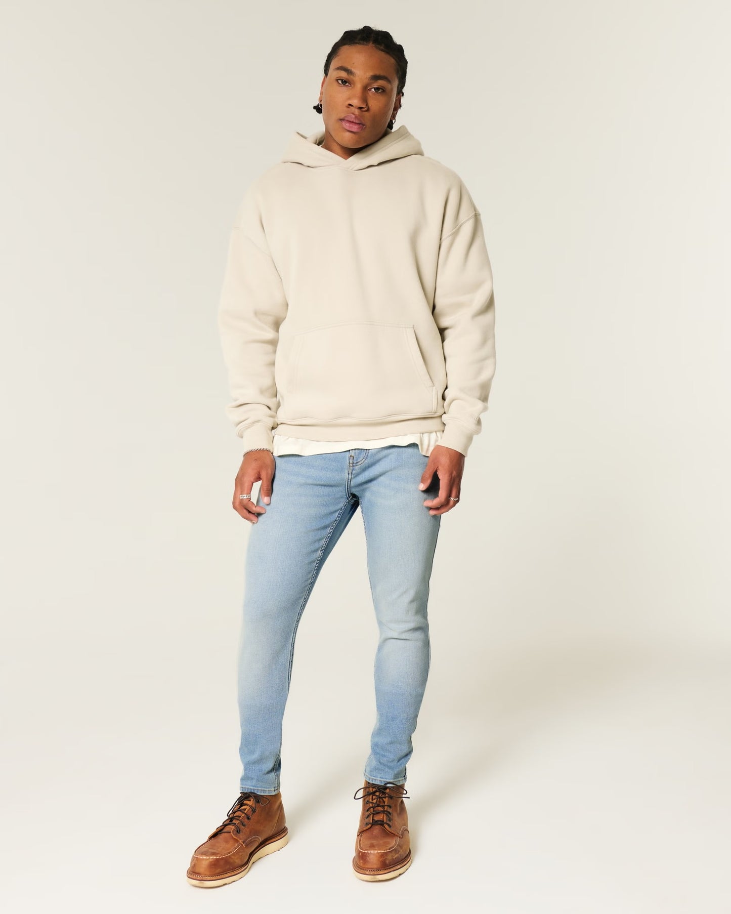 Jean ajustado atlético con lavado claro