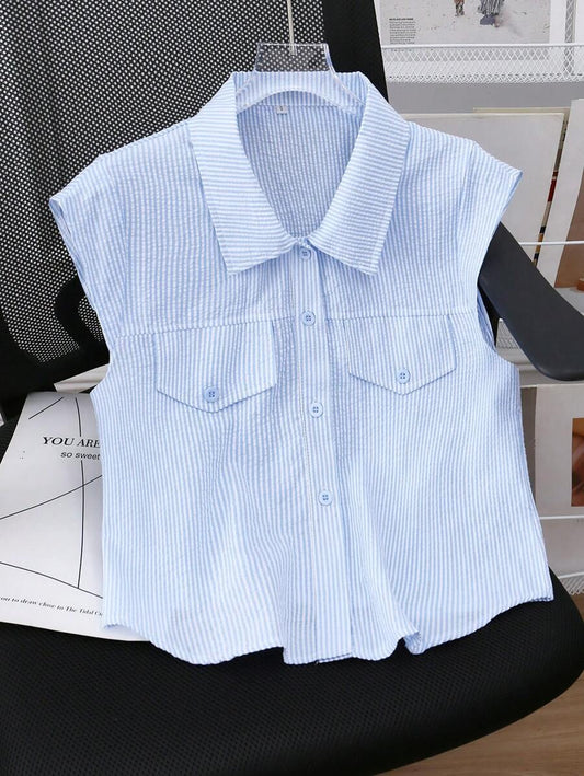 Blusa con mangas cortas de vuelo y cuello con solapas, estilo de rayas