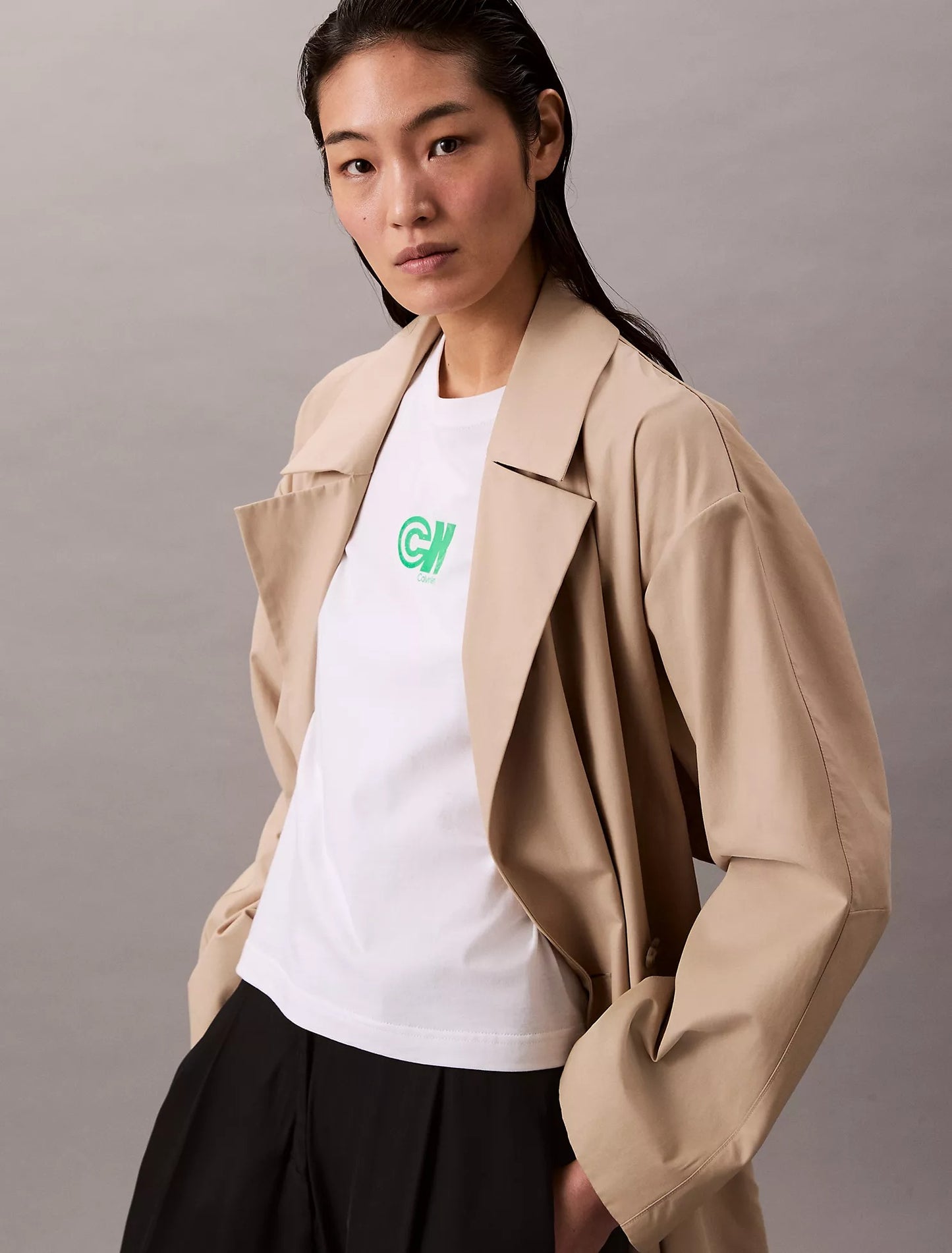 Franela cuello redondo con monograma central