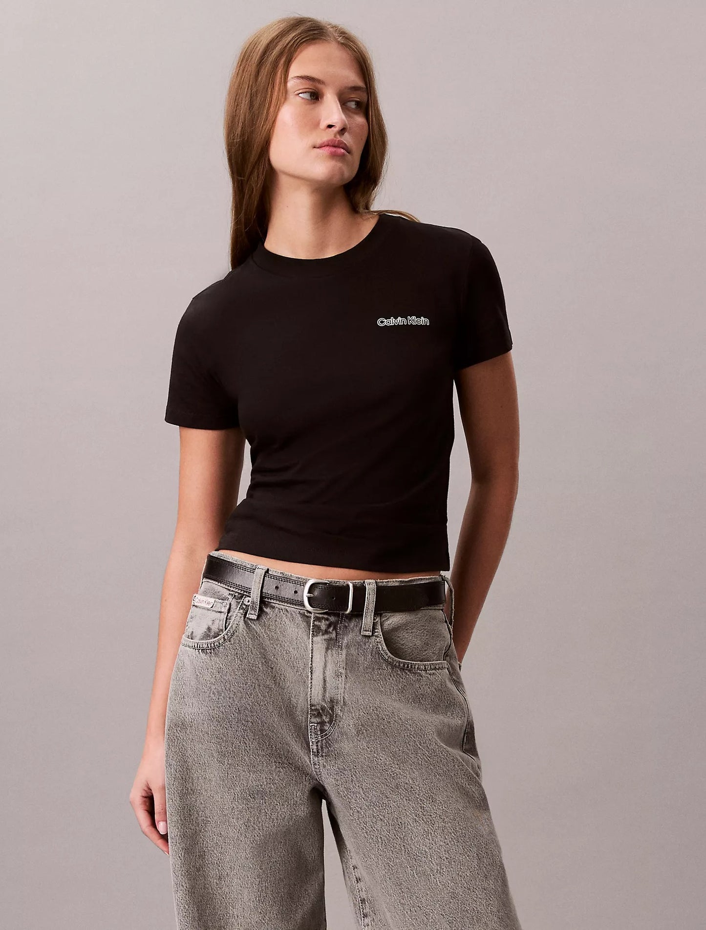 Franela ajustada con logo estampado laminado