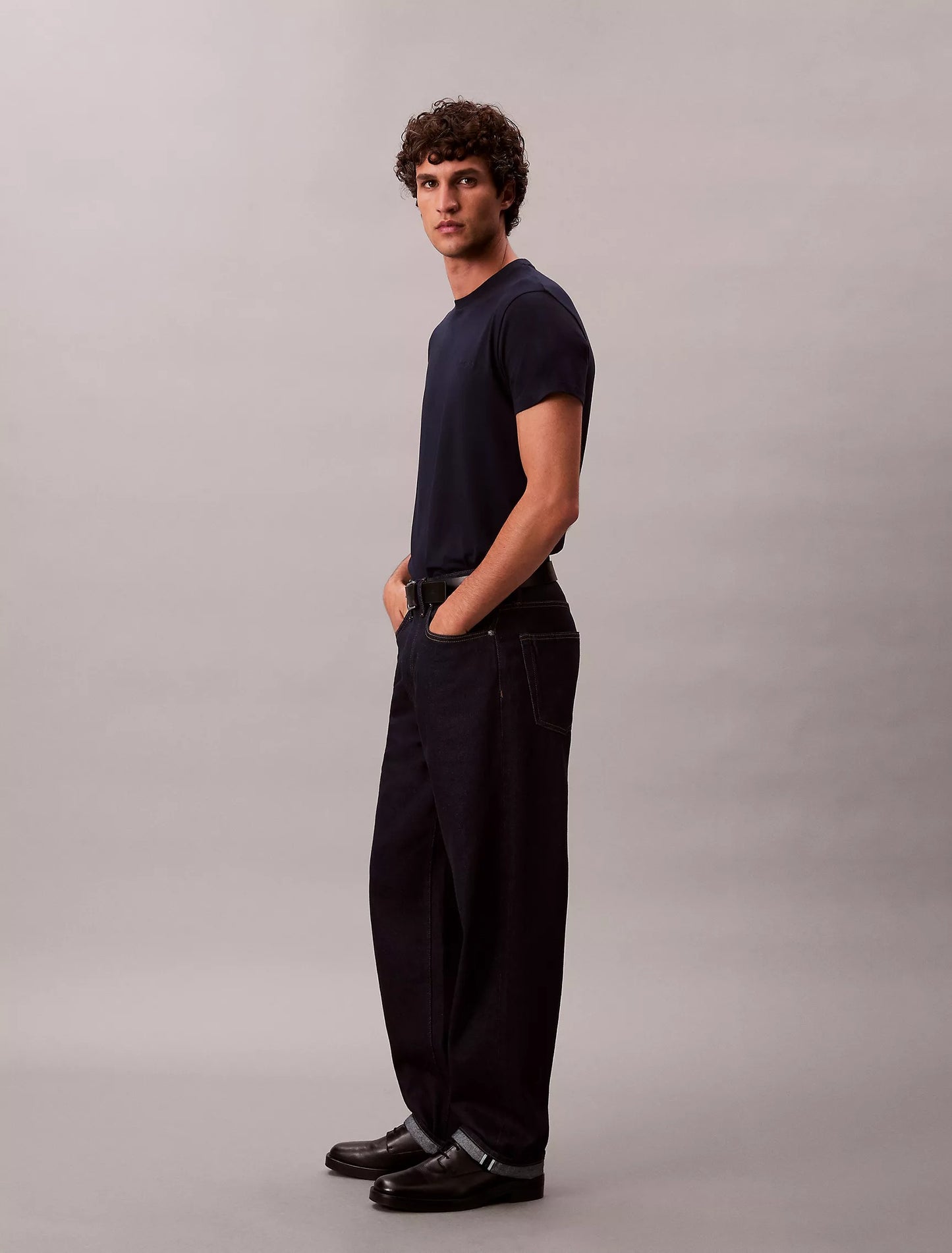 Franela ajustada unicolor con logo