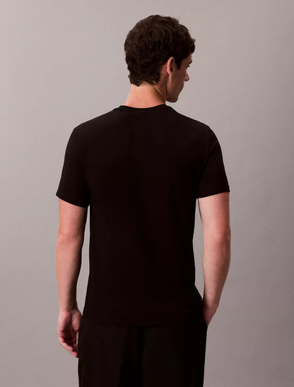 Franela ajustada unicolor con logo