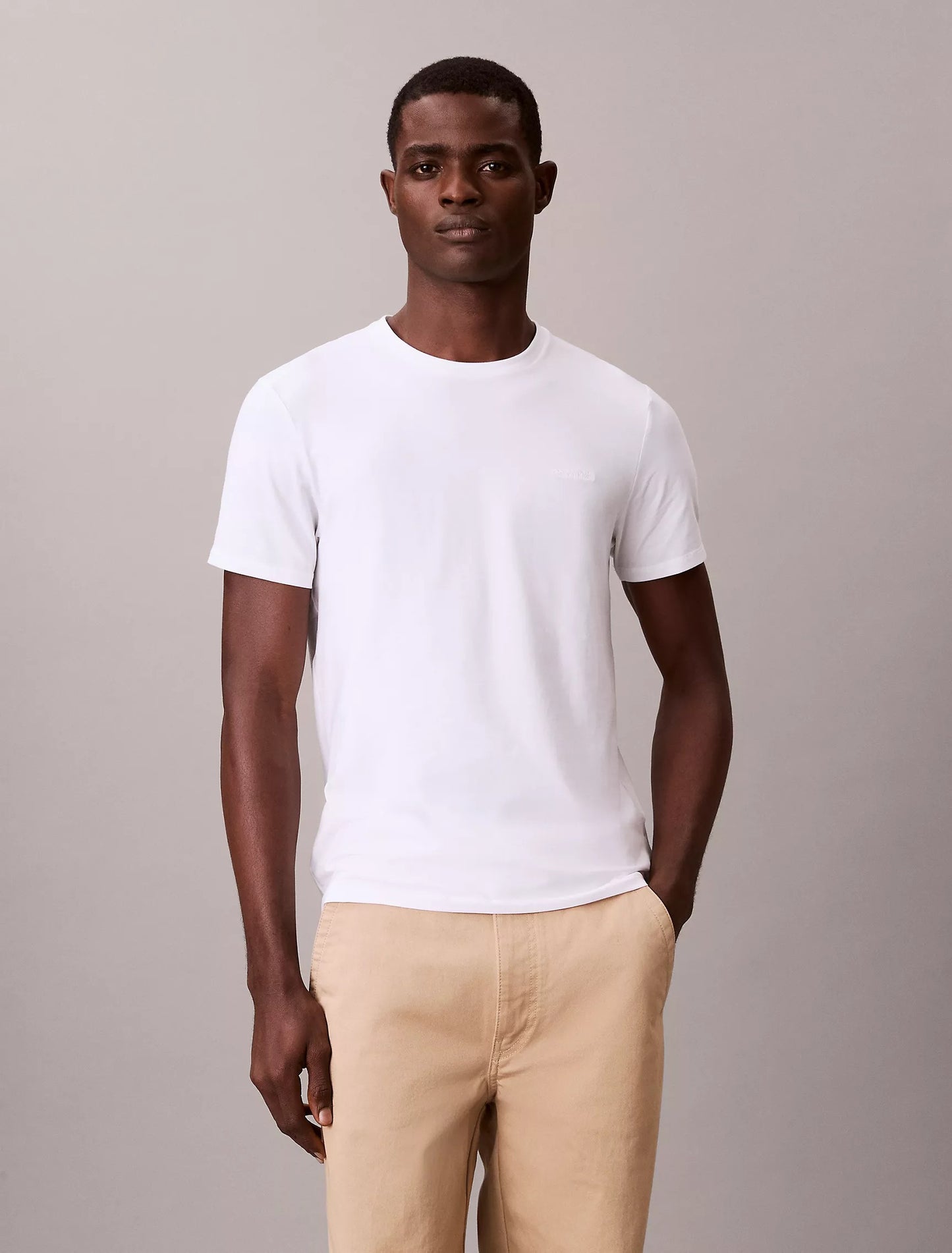 Franela ajustada unicolor con logo