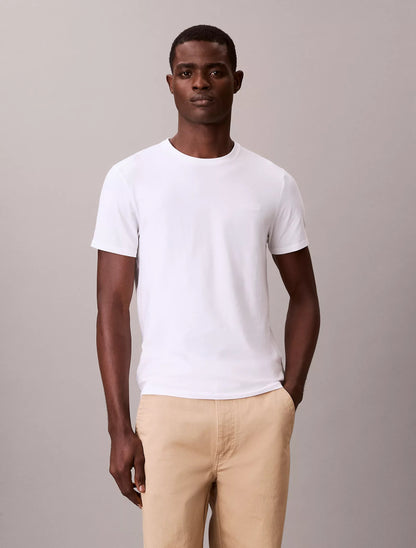 Franela ajustada unicolor con logo