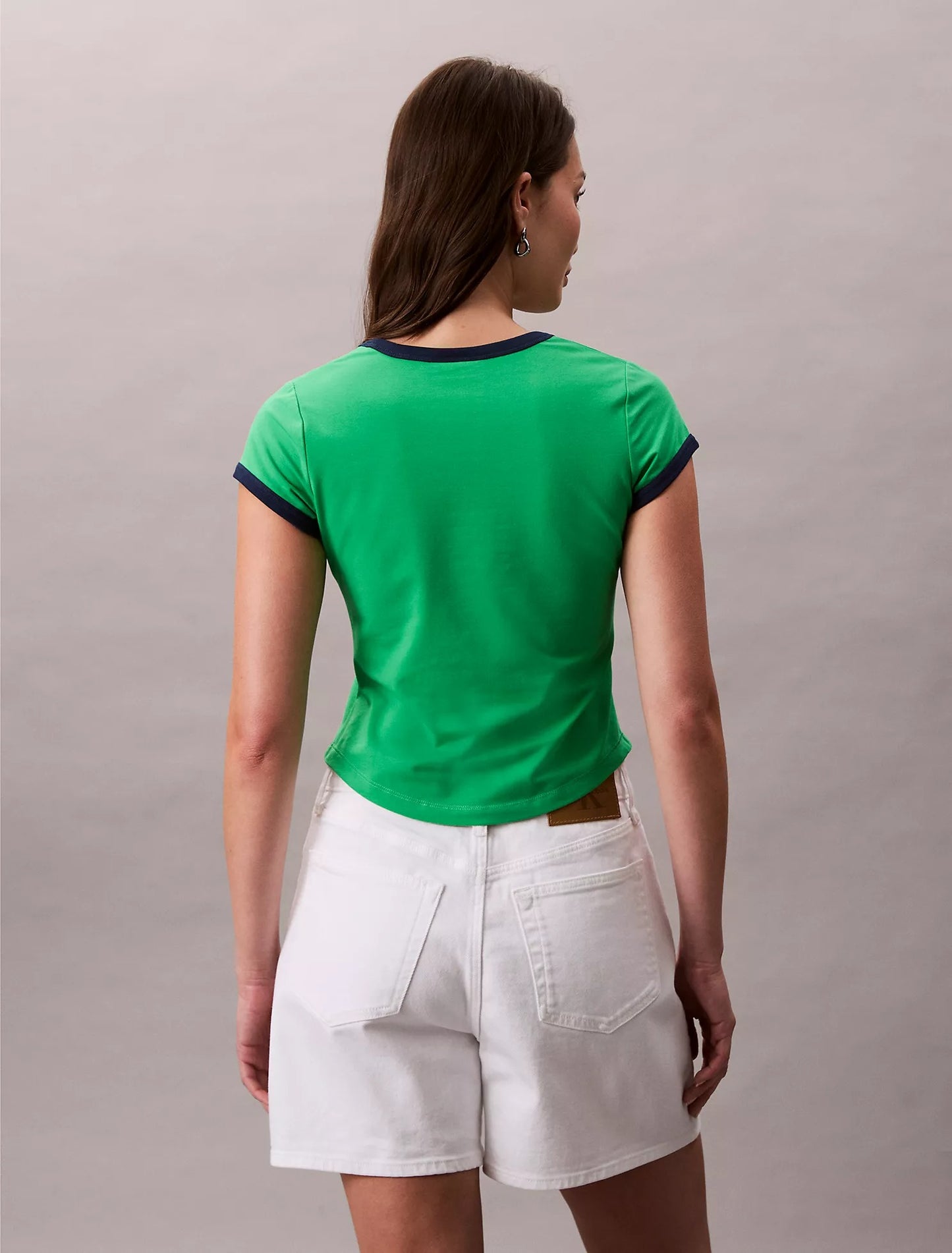 Franela ajustada y corta con estampado central