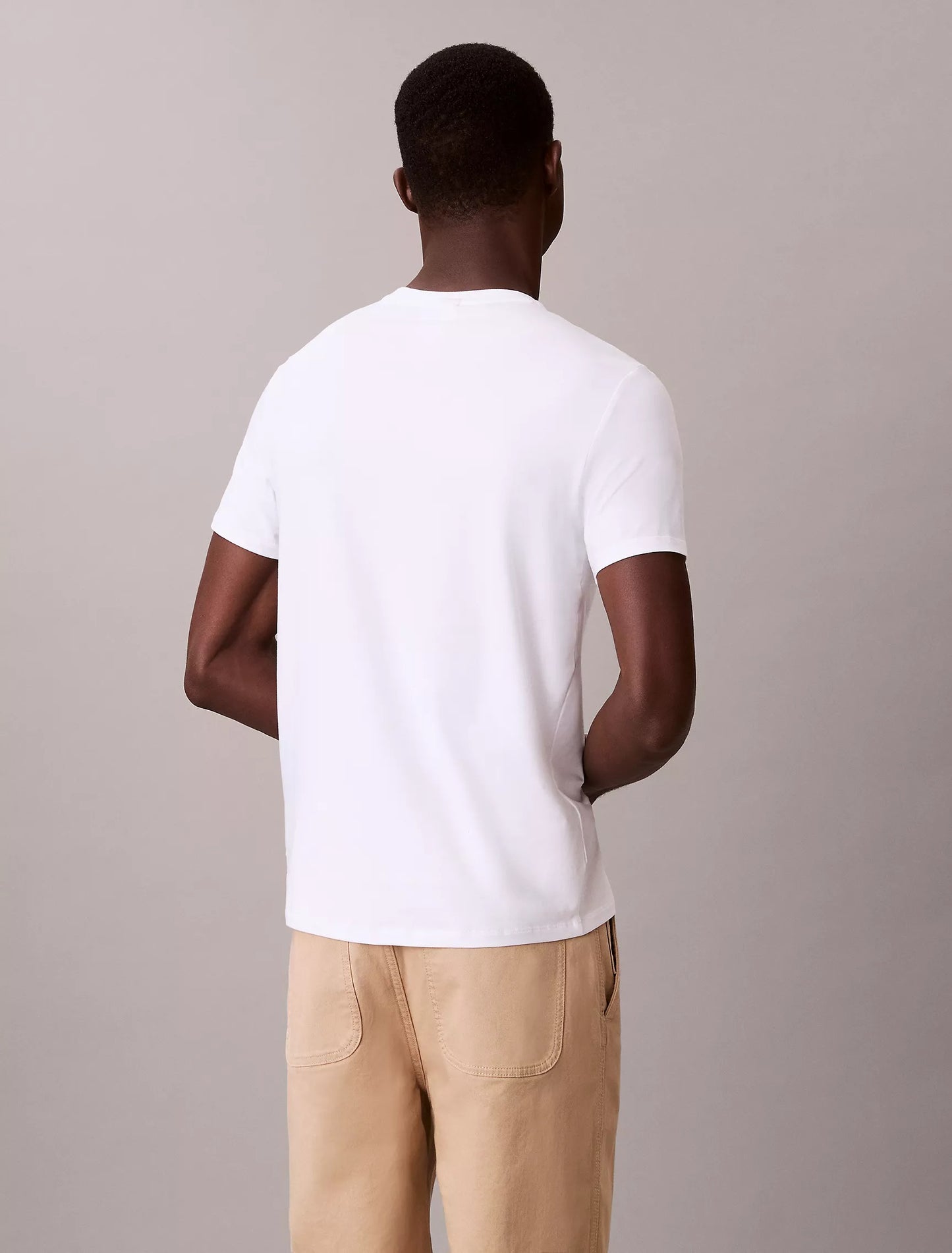 Franela ajustada unicolor con logo