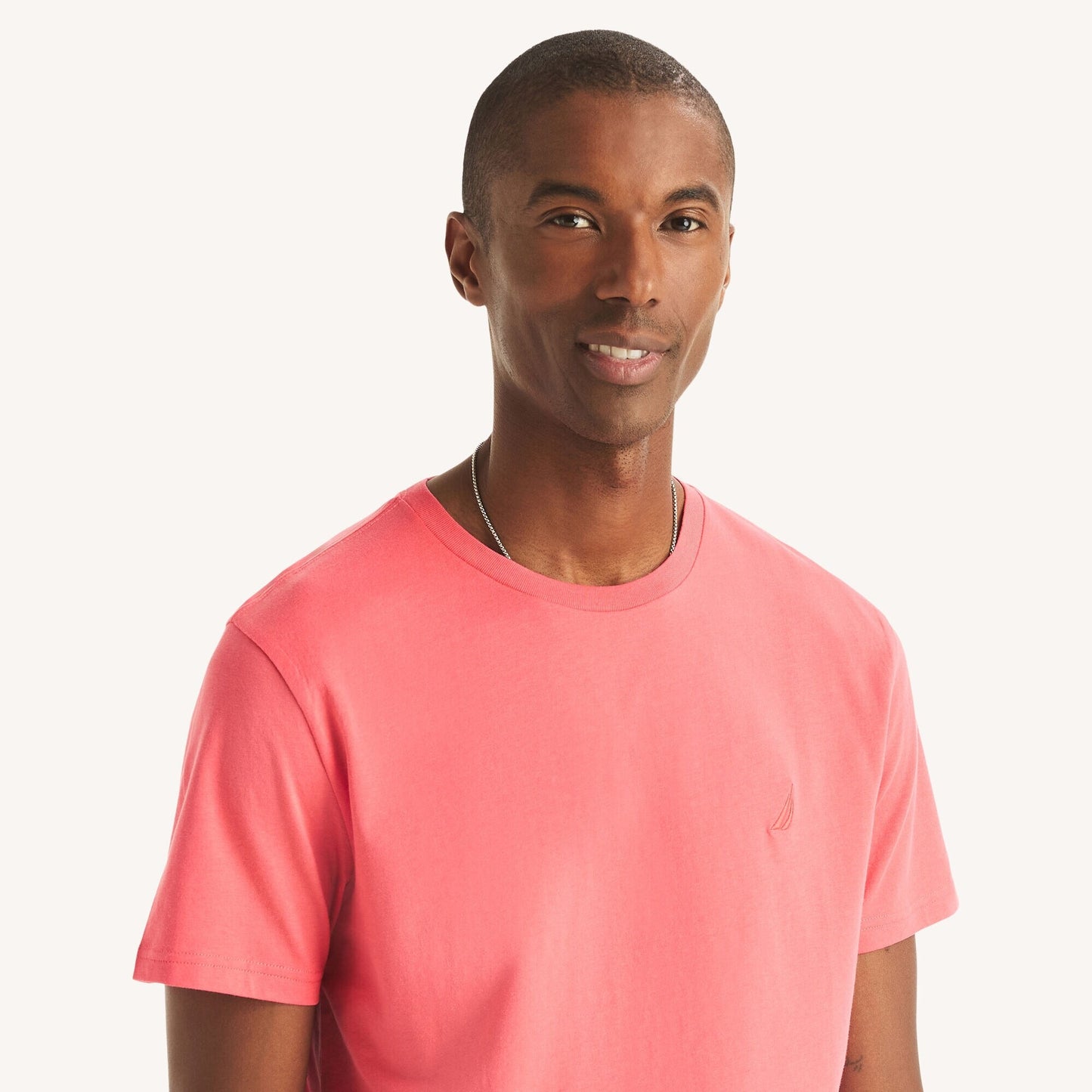 Franela cuello redondo unicolor con logo