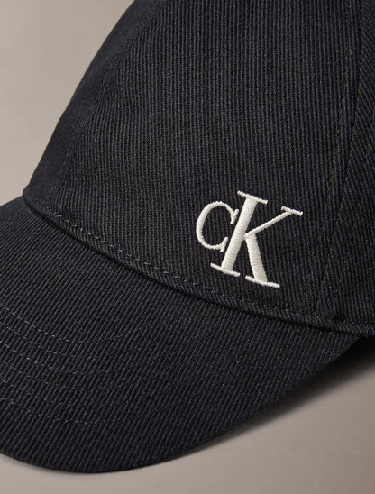 Gorra con logo bordado pequeño