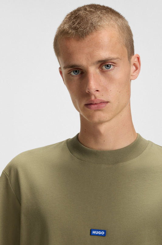 Franela cuello redondo con logo bordado central