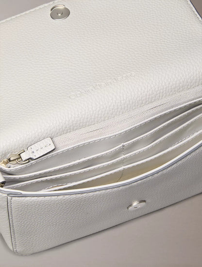Cartera pequeña con logo