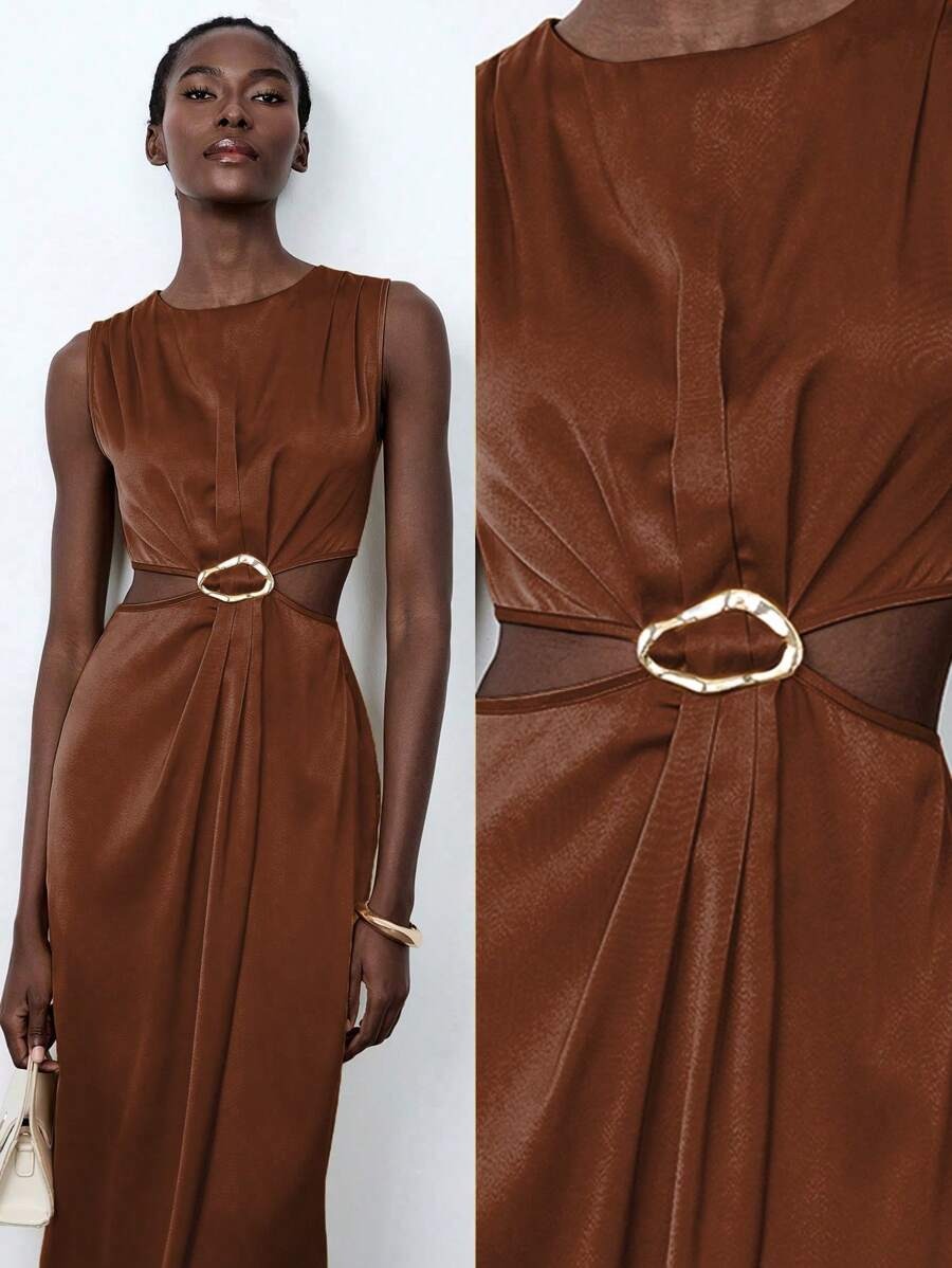 Vestido sin mangas con diseño asimétrico y decoración de aro