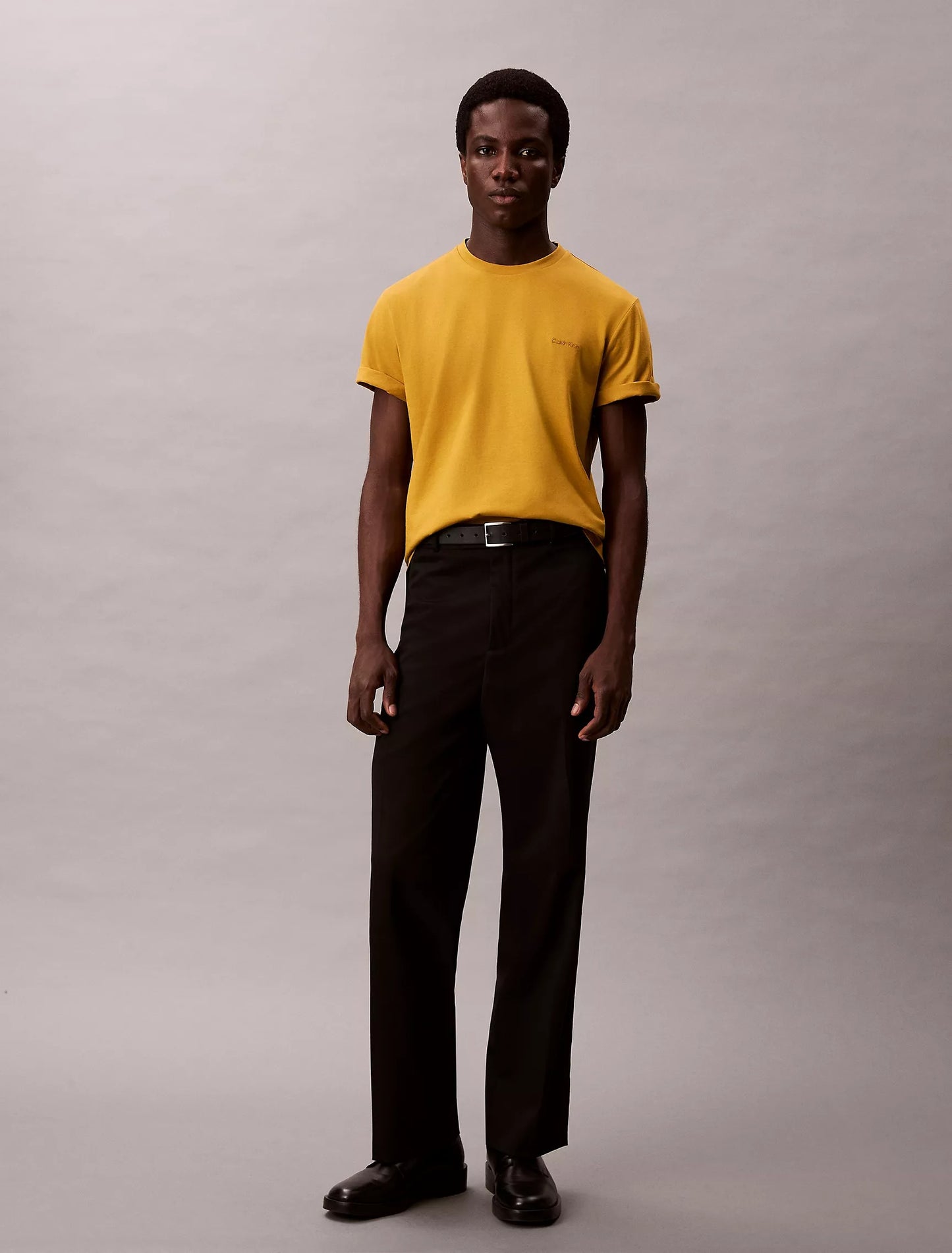 Franela cuello redondo unicolor con logo