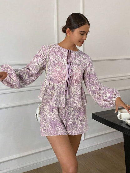 Conjunto de dos piezas con flores bordadas