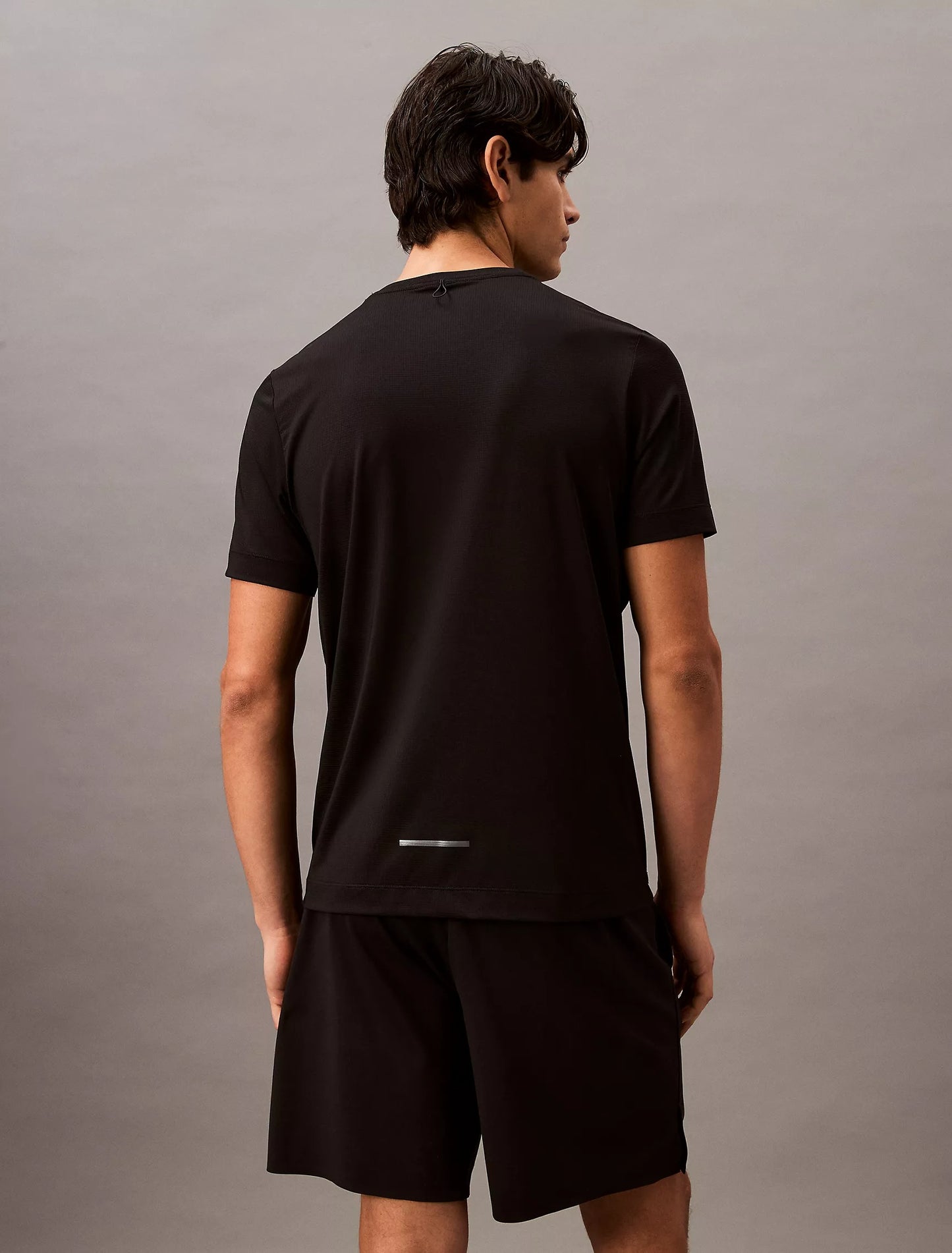 Franela deportiva unicolor con textura y logo