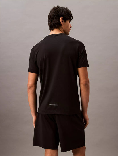 Franela deportiva unicolor con textura y logo