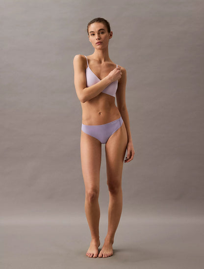 Panty estilo invisible tipo hilo con logo