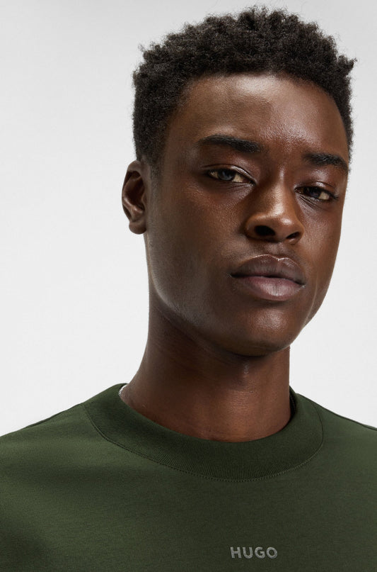 Franela holgada con logo estampado central