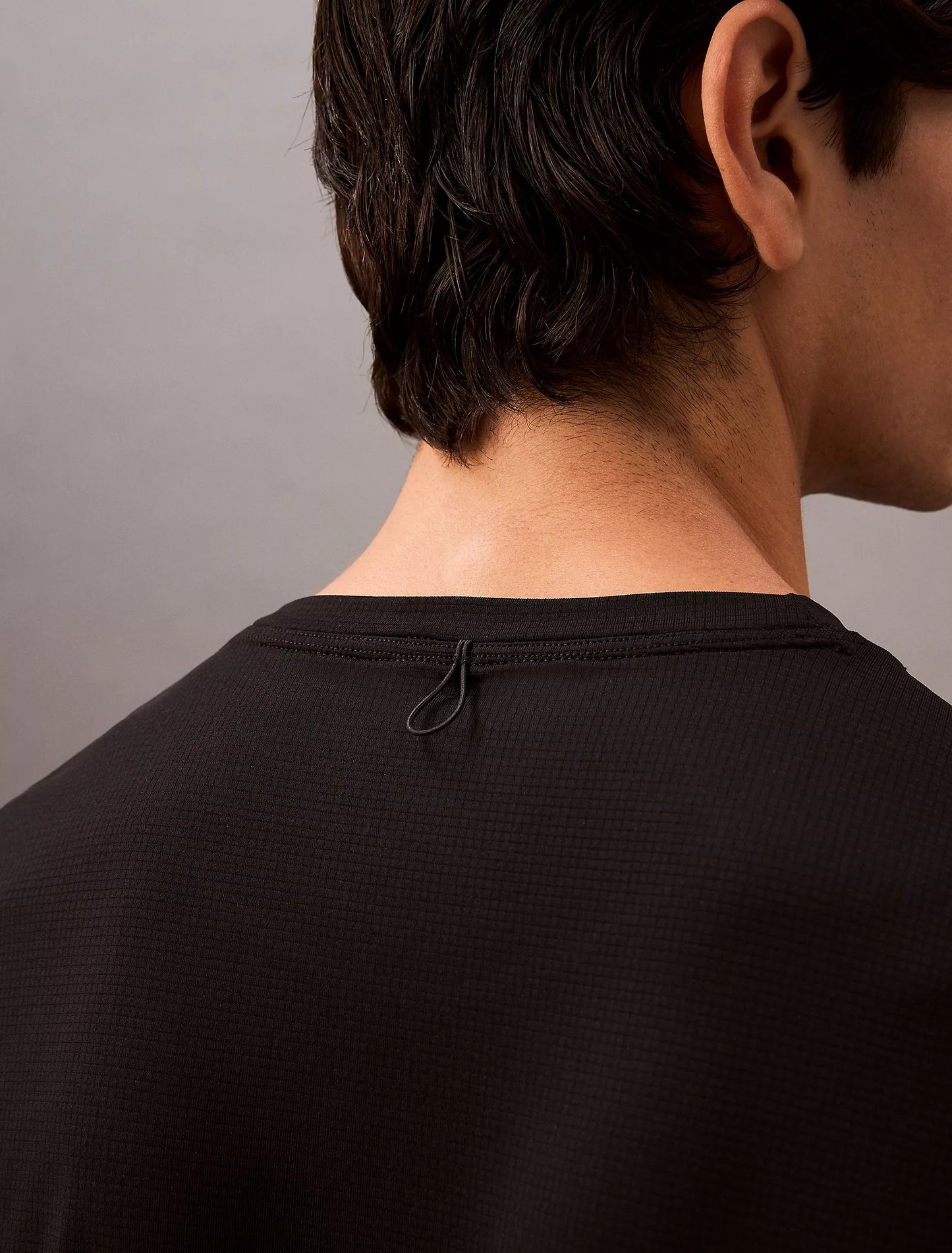 Franela deportiva unicolor con textura y logo